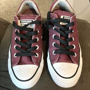Converse size 6 in burgundy